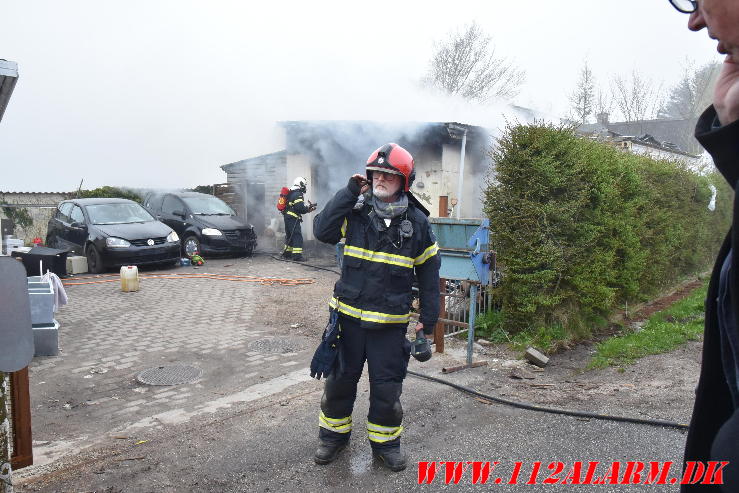 Ild i garage. Koldingvej ved Højen. 09/04-2024. KL. 7:33.