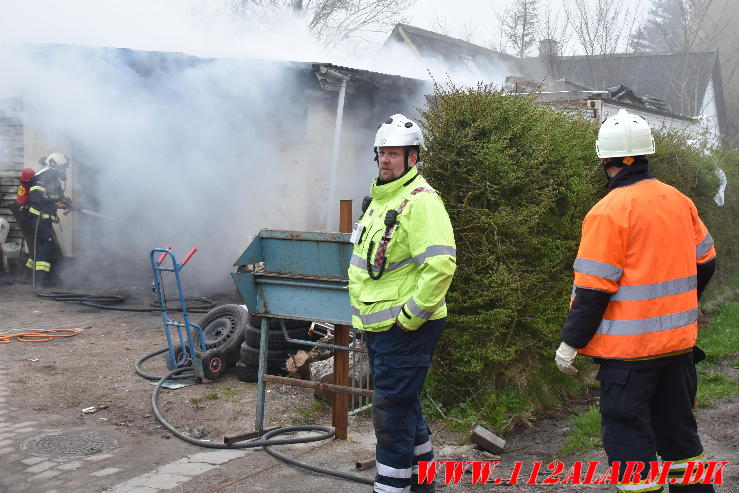 Ild i garage. Koldingvej ved Højen. 09/04-2024. KL. 7:33.