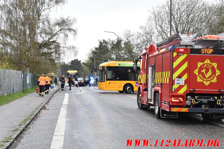 Sort Mercedes ramte pullerten. Moldevej i Vejle. 15/04-2024. Kl. 17:44.