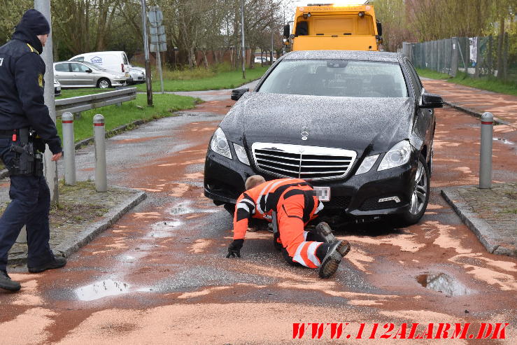 Sort Mercedes ramte pullerten. Moldevej i Vejle. 15/04-2024. Kl. 17:44.