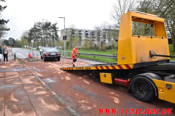 Sort Mercedes ramte pullerten. Moldevej i Vejle. 15/04-2024. Kl. 17:44.