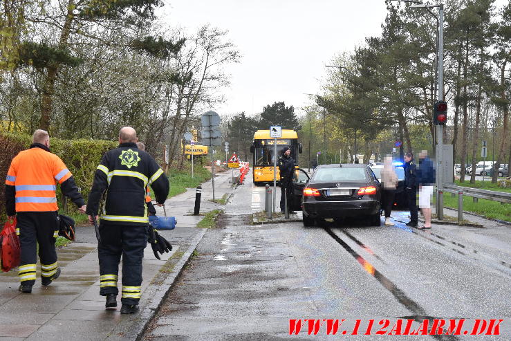 Sort Mercedes ramte pullerten. Moldevej i Vejle. 15/04-2024. Kl. 17:44.