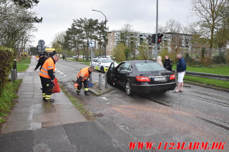 Sort Mercedes ramte pullerten. Moldevej i Vejle. 15/04-2024. Kl. 17:44.