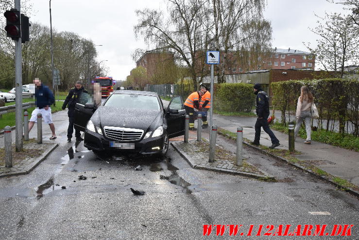 Sort Mercedes ramte pullerten. Moldevej i Vejle. 15/04-2024. Kl. 17:44.