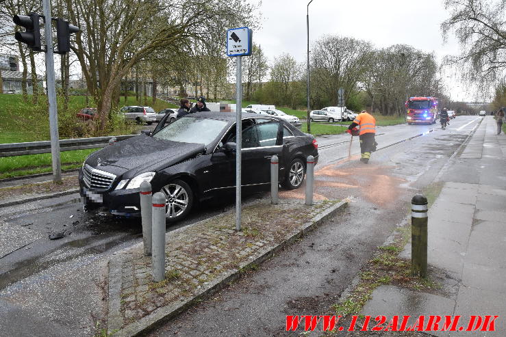 Sort Mercedes ramte pullerten. Moldevej i Vejle. 15/04-2024. Kl. 17:44.