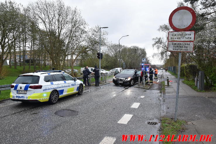 Sort Mercedes ramte pullerten. Moldevej i Vejle. 15/04-2024. Kl. 17:44.