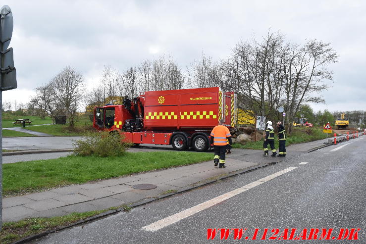 Sort Mercedes ramte pullerten. Moldevej i Vejle. 15/04-2024. Kl. 17:44.