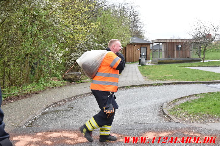 Sort Mercedes ramte pullerten. Moldevej i Vejle. 15/04-2024. Kl. 17:44.