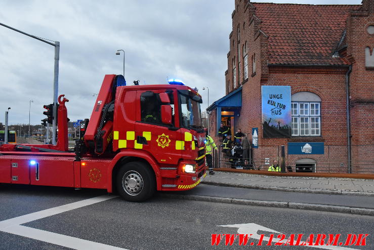 En handicappet mand i kørestol sad fast i en lift. Ved Vandværket i Vejle. 18/04-2024. KL. 19:57.