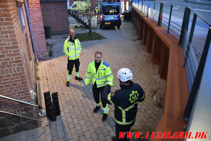 En handicappet mand i kørestol sad fast i en lift. Ved Vandværket i Vejle. 18/04-2024. KL. 19:57.