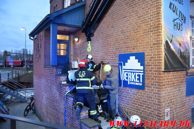 En handicappet mand i kørestol sad fast i en lift. Ved Vandværket i Vejle. 18/04-2024. KL. 19:57.