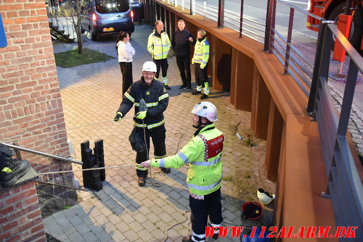 En handicappet mand i kørestol sad fast i en lift. Ved Vandværket i Vejle. 18/04-2024. KL. 19:57.