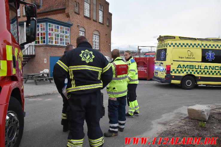 En handicappet mand i kørestol sad fast i en lift. Ved Vandværket i Vejle. 18/04-2024. KL. 19:57.