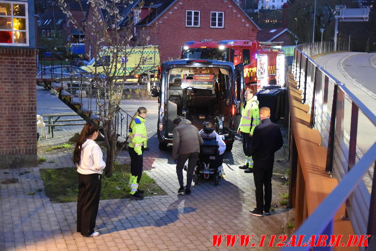 En handicappet mand i kørestol sad fast i en lift. Ved Vandværket i Vejle. 18/04-2024. KL. 19:57.