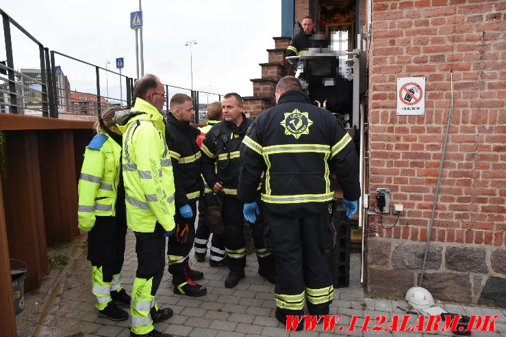 En handicappet mand i kørestol sad fast i en lift. Ved Vandværket i Vejle. 18/04-2024. KL. 19:57.