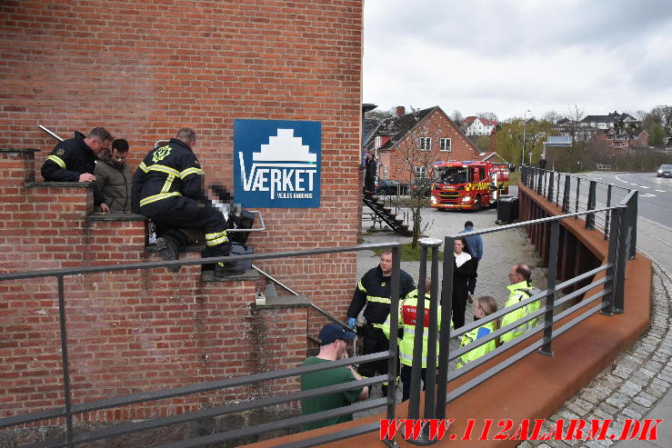 En handicappet mand i kørestol sad fast i en lift. Ved Vandværket i Vejle. 18/04-2024. KL. 19:57.