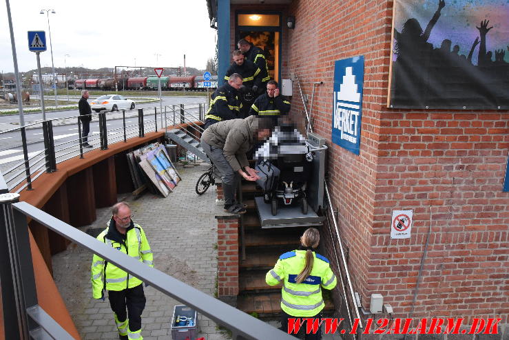 En handicappet mand i kørestol sad fast i en lift. Ved Vandværket i Vejle. 18/04-2024. KL. 19:57.