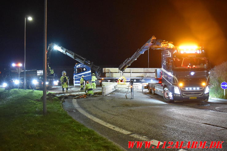 Lastbil tabte flere betonklodser i rundkørslen. Lundagervej i Hedensted. 19/04-2024. KL. 21:54.