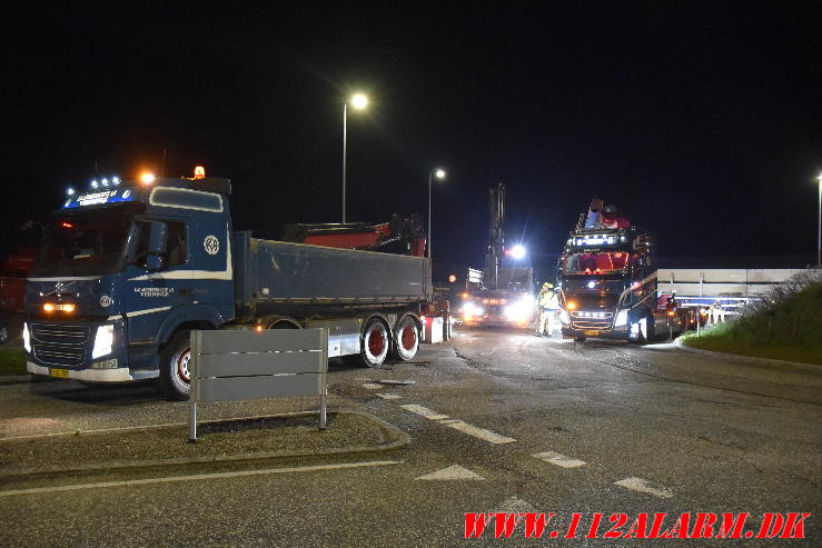 Lastbil tabte flere betonklodser i rundkørslen. Lundagervej i Hedensted. 19/04-2024. KL. 21:54.