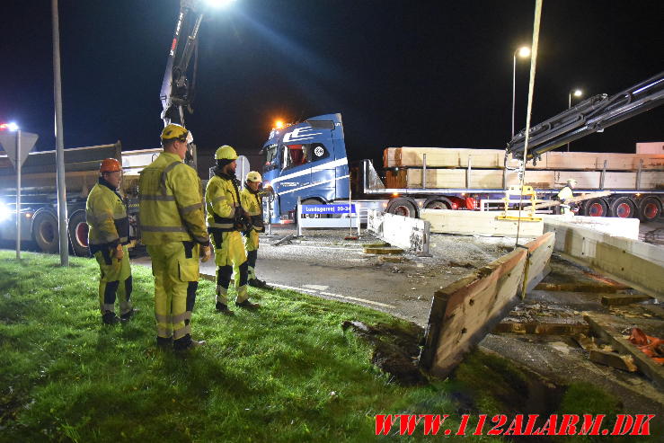 Lastbil tabte flere betonklodser i rundkørslen. Lundagervej i Hedensted. 19/04-2024. KL. 21:54.