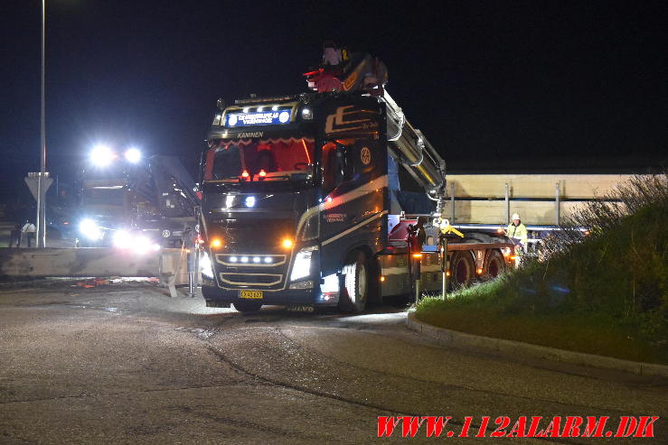 Lastbil tabte flere betonklodser i rundkørslen. Lundagervej i Hedensted. 19/04-2024. KL. 21:54.