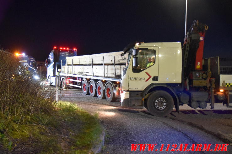 Lastbil tabte flere betonklodser i rundkørslen. Lundagervej i Hedensted. 19/04-2024. KL. 21:54.