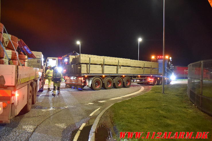 Lastbil tabte flere betonklodser i rundkørslen. Lundagervej i Hedensted. 19/04-2024. KL. 21:54.