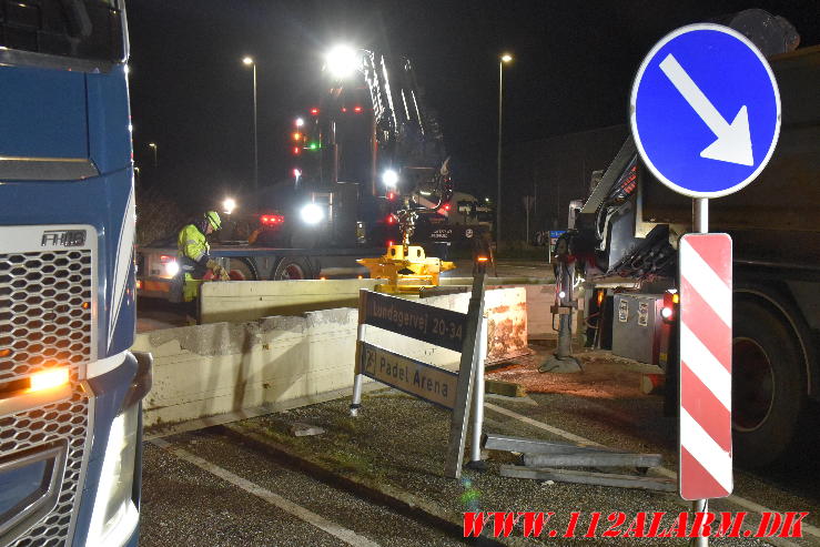 Lastbil tabte flere betonklodser i rundkørslen. Lundagervej i Hedensted. 19/04-2024. KL. 21:54.