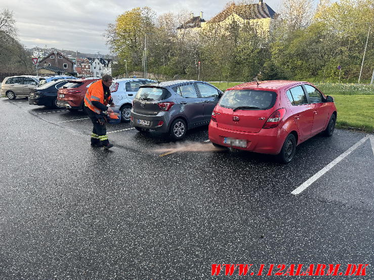 Der dryppede benzin fra tanken. Parkeringsplads på Fredericiavej. 23/04-2024. KL. 19:27.