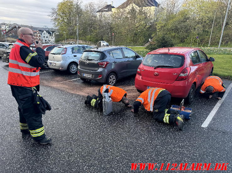 Der dryppede benzin fra tanken. Parkeringsplads på Fredericiavej. 23/04-2024. KL. 19:27.