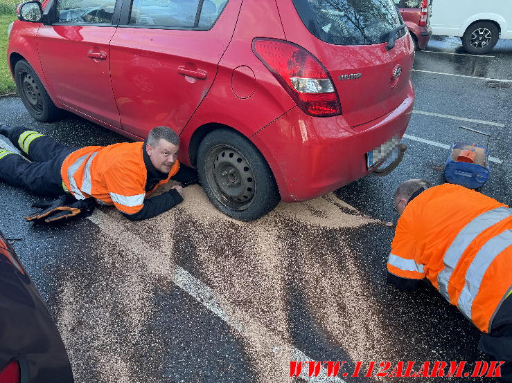 Der dryppede benzin fra tanken. Parkeringsplads på Fredericiavej. 23/04-2024. KL. 19:27.