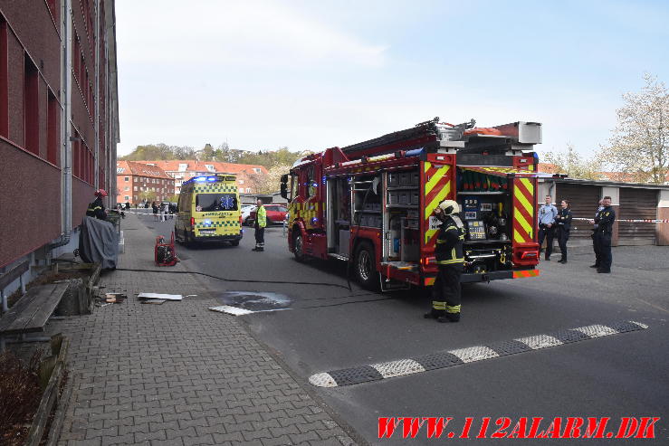 Kvinde reddet ud af lejligheden. Skolegade i Vejle. 27/04-2024. Kl. 16:07.