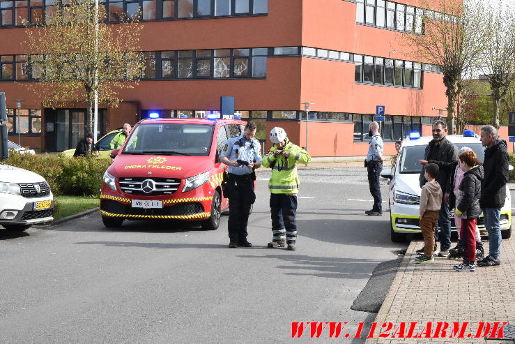 Kvinde reddet ud af lejligheden. Skolegade i Vejle. 27/04-2024. Kl. 16:07.