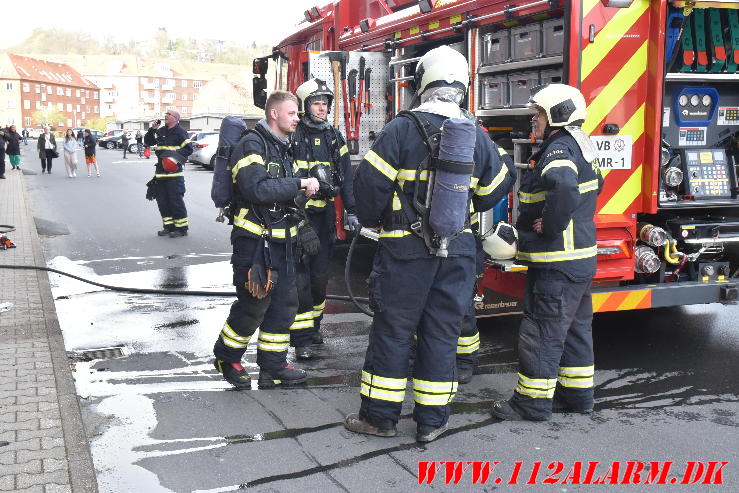 Kvinde reddet ud af lejligheden. Skolegade i Vejle. 27/04-2024. Kl. 16:07.