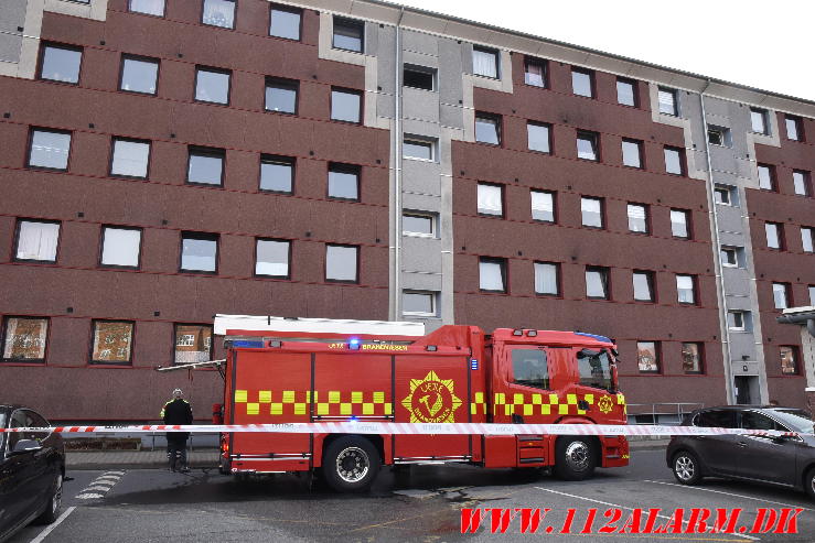 Kvinde reddet ud af lejligheden. Skolegade i Vejle. 27/04-2024. Kl. 16:07.