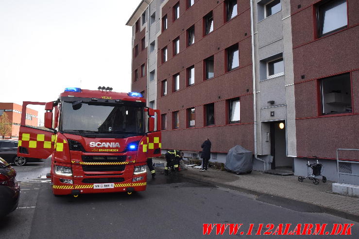 Kvinde reddet ud af lejligheden. Skolegade i Vejle. 27/04-2024. Kl. 16:07.