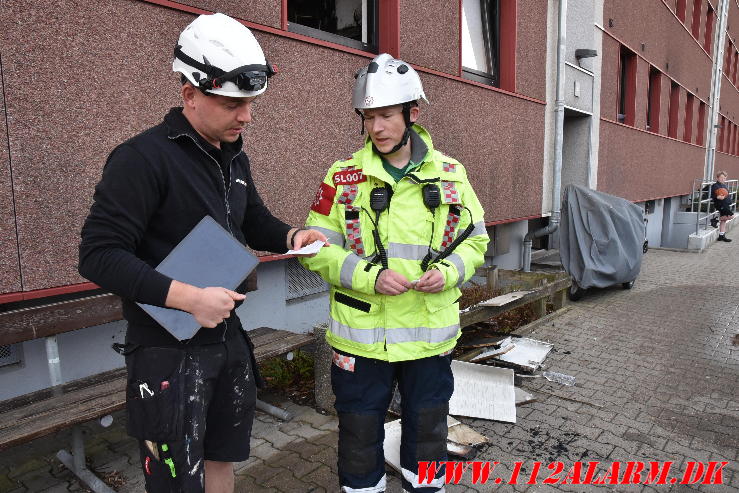 Kvinde reddet ud af lejligheden. Skolegade i Vejle. 27/04-2024. Kl. 16:07.