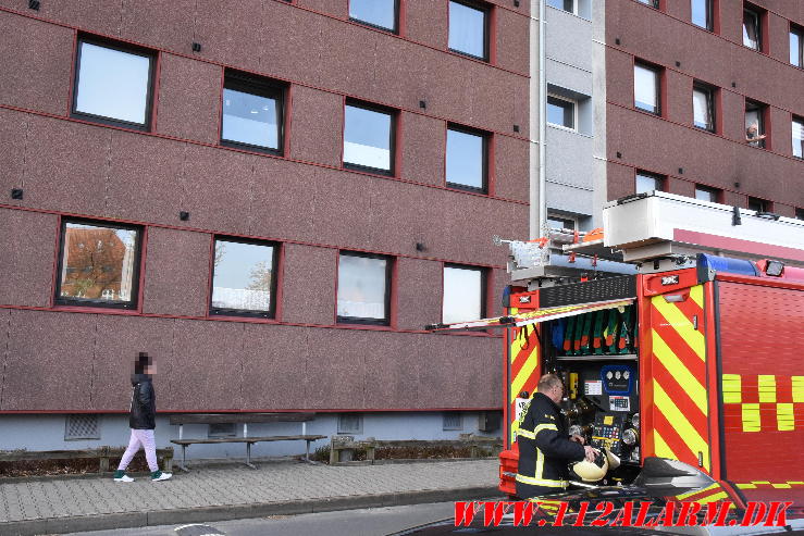 Kvinde reddet ud af lejligheden. Skolegade i Vejle. 27/04-2024. Kl. 16:07.