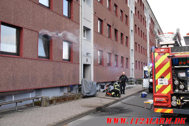 Kvinde reddet ud af lejligheden. Skolegade i Vejle. 27/04-2024. Kl. 16:07.