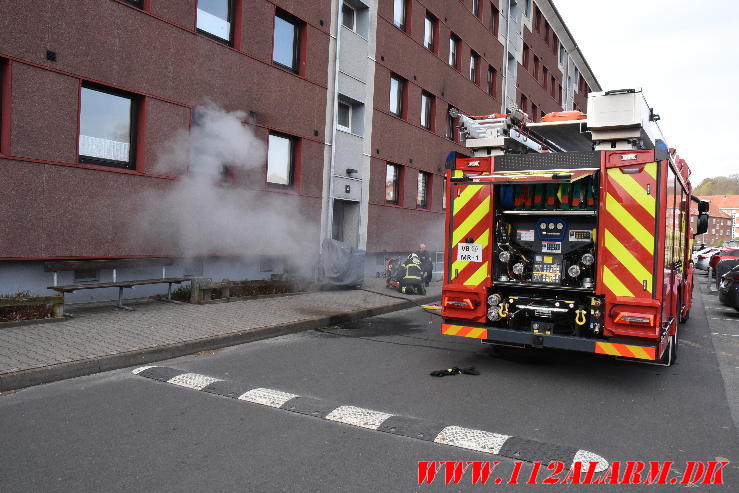 Kvinde reddet ud af lejligheden. Skolegade i Vejle. 27/04-2024. Kl. 16:07.