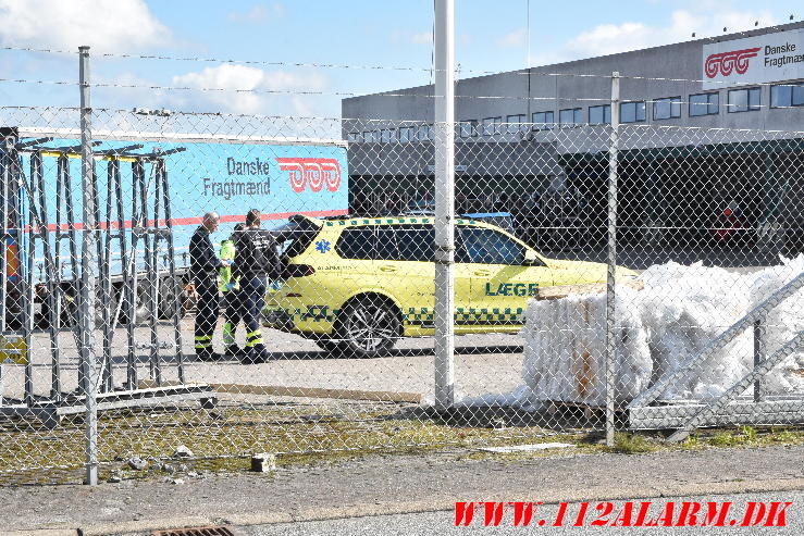 Mand kom i klemme under nogle jernrør. Transitvej på DTC. 29/04-2024. Kl. 10:03.