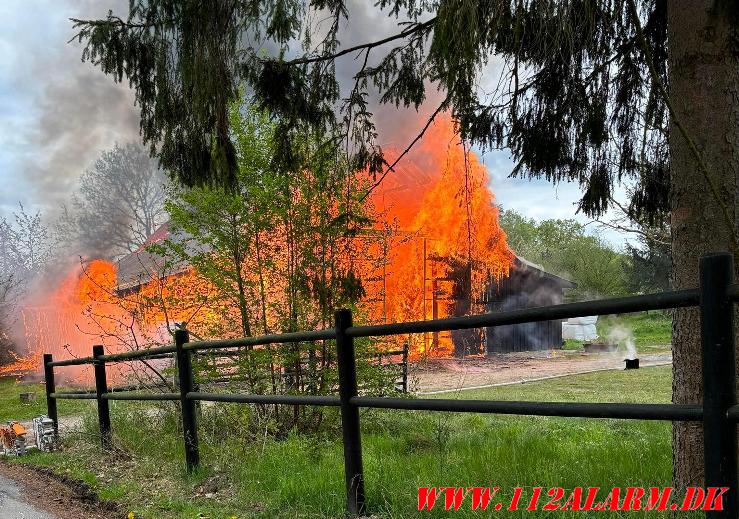 Laden gik op i flammer. Sellerup Strandvej ved Børkop. 04/05-2024. Kl. 16:32.