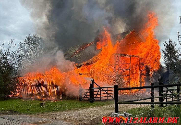 Laden gik op i flammer. Sellerup Strandvej ved Børkop. 04/05-2024. Kl. 16:32.