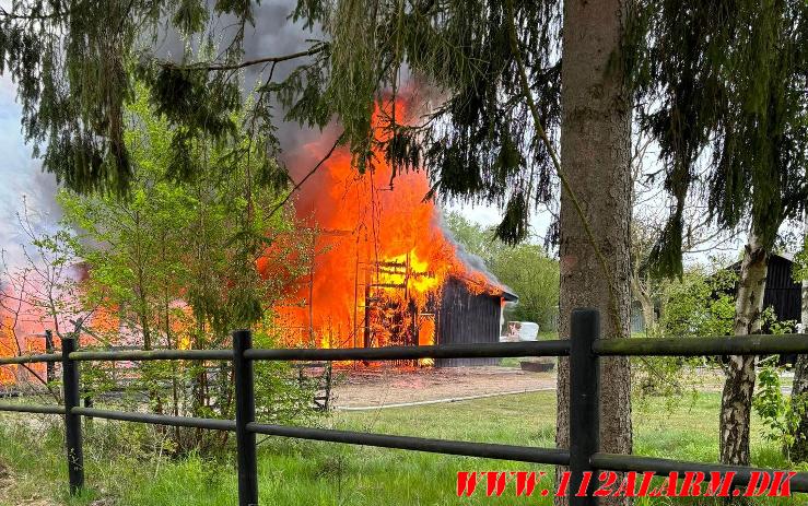 Laden gik op i flammer. Sellerup Strandvej ved Børkop. 04/05-2024. Kl. 16:32.