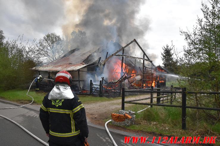 Laden gik op i flammer. Sellerup Strandvej ved Børkop. 04/05-2024. Kl. 16:32.