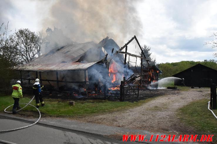 Laden gik op i flammer. Sellerup Strandvej ved Børkop. 04/05-2024. Kl. 16:32.