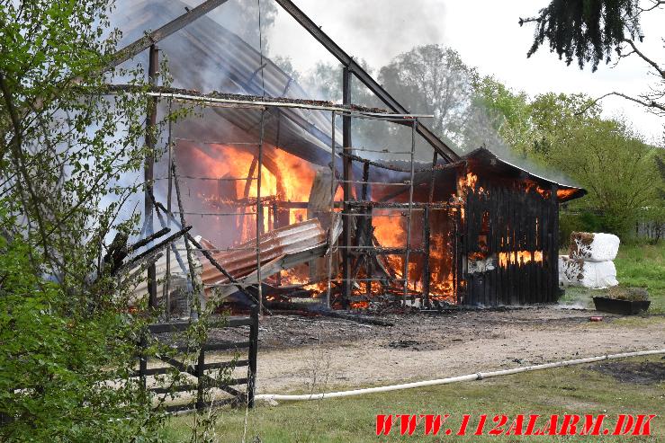 Laden gik op i flammer. Sellerup Strandvej ved Børkop. 04/05-2024. Kl. 16:32.