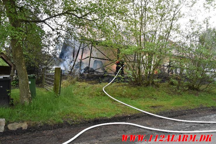 Laden gik op i flammer. Sellerup Strandvej ved Børkop. 04/05-2024. Kl. 16:32.