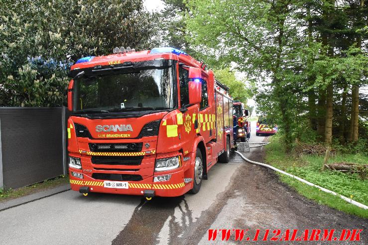 Laden gik op i flammer. Sellerup Strandvej ved Børkop. 04/05-2024. Kl. 16:32.