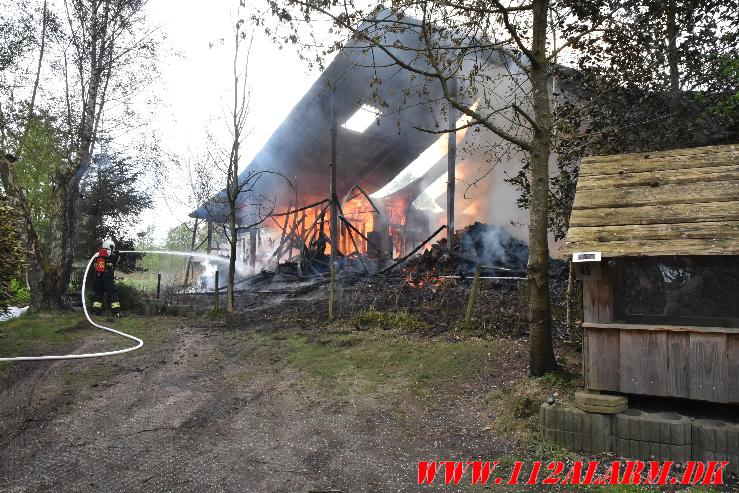 Laden gik op i flammer. Sellerup Strandvej ved Børkop. 04/05-2024. Kl. 16:32.